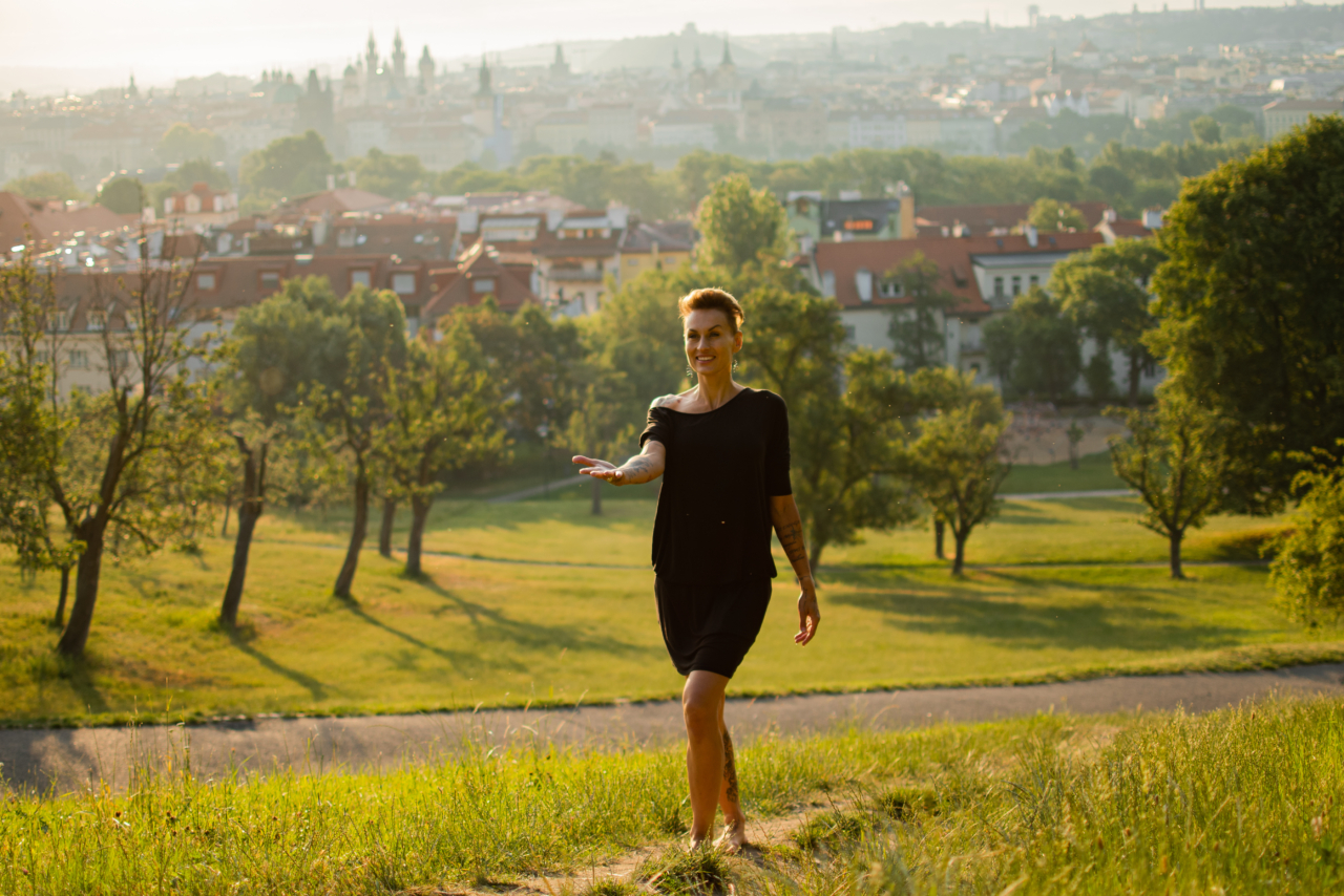 Tereza kráčí krajinou a zve dál